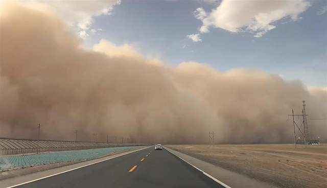 皇冠信用網在线申请_沙尘暴突袭甘肃敦煌皇冠信用網在线申请，游客：百米高沙墙扑向公路，像是走进了末日小说