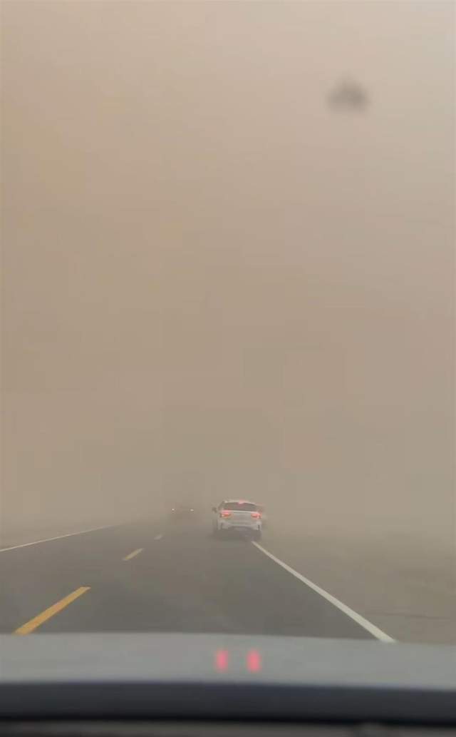 皇冠信用網在线申请_沙尘暴突袭甘肃敦煌皇冠信用網在线申请，游客：百米高沙墙扑向公路，像是走进了末日小说