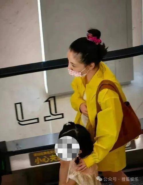 皇冠信用开号_离婚三年又被拍到亲密逛超市皇冠信用开号，他俩这是纯带娃还是真复合了？