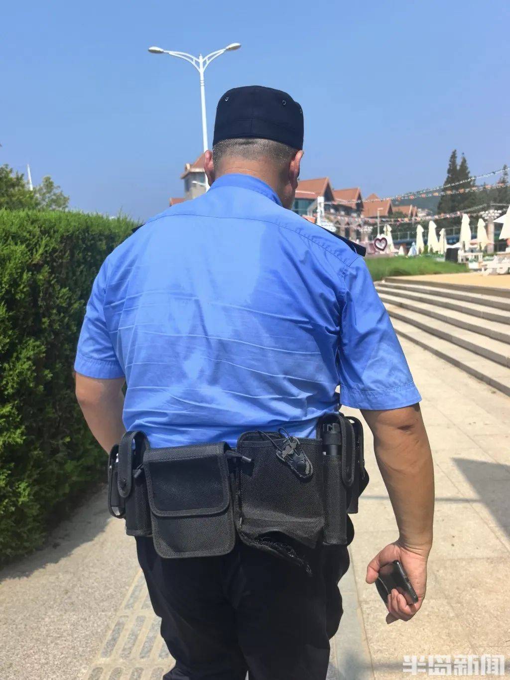 五大联赛_70岁老人来青岛一浴游泳五大联赛，上岸发现衣服和手机都不见了，民警找了两个多小时……