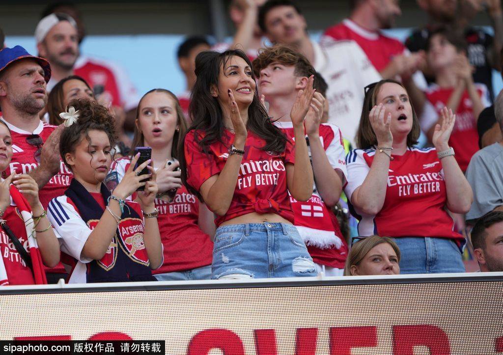 英格兰超级联赛_阿森纳2-0利兹联：战术解析与半场数据深度剖析英格兰超级联赛，萨卡与廷伯的绝妙配合！