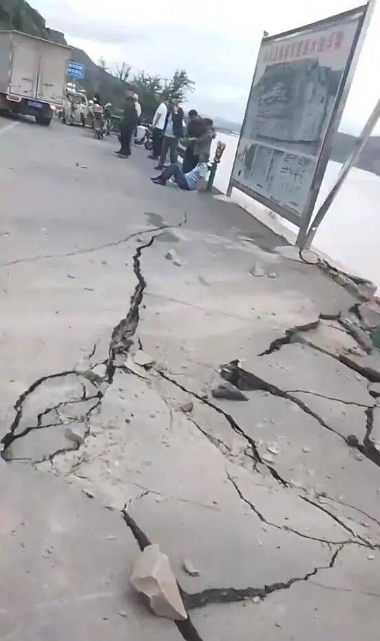 土耳其甲组联赛 | 山西临县一公路落石砸中过往车辆土耳其甲组联赛，有人被困严重变形的车内，路面出现明显开裂