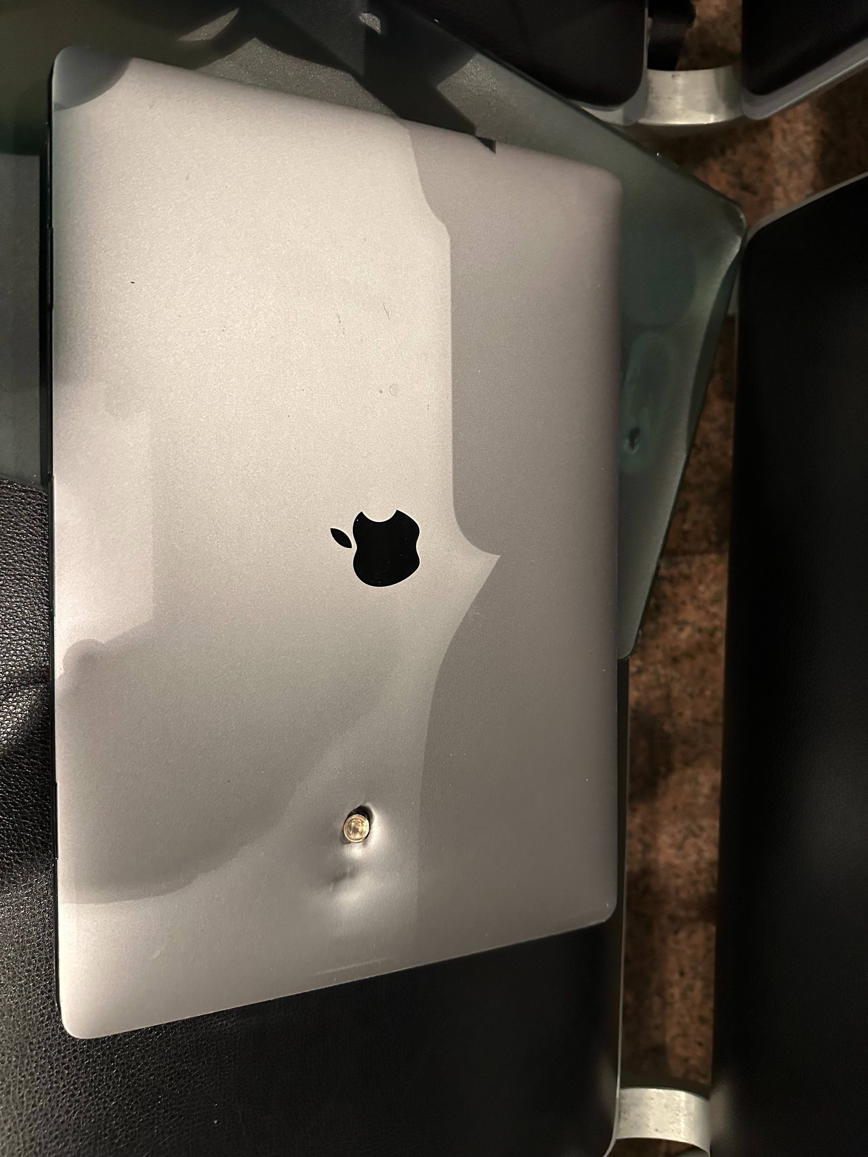 皇冠信用網账号_中国小伙在巴西遭持枪抢劫皇冠信用網账号,逃跑时对方开枪,事后发现子弹打进电脑:犯“禁忌”被盯上