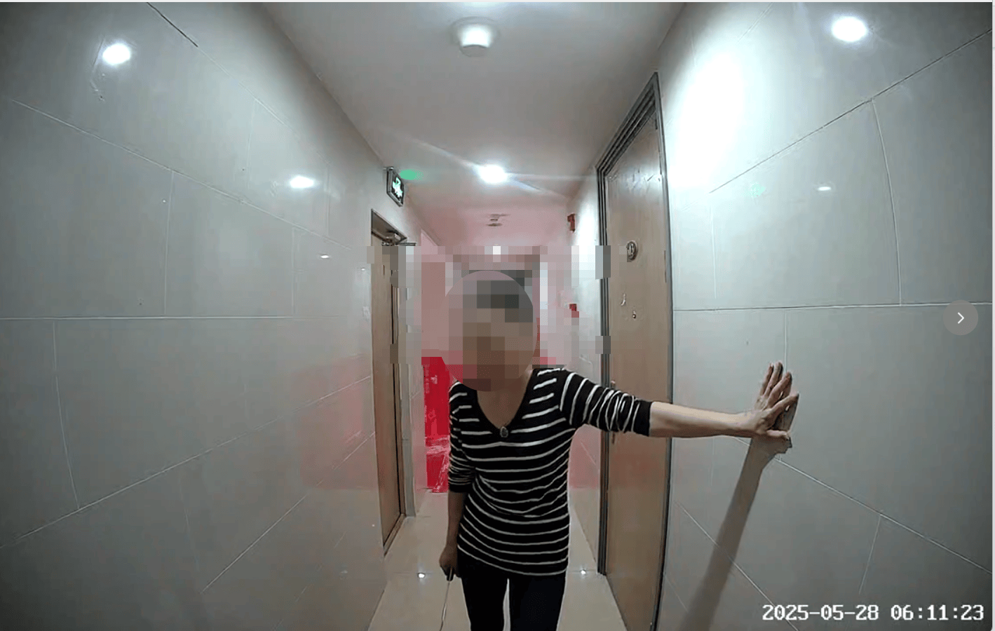 皇冠信用网会员
_声称被“脑控”?女子上门砍门、踹门、辱骂皇冠信用网会员
,邻居被迫搬家 警方:已将女子送医