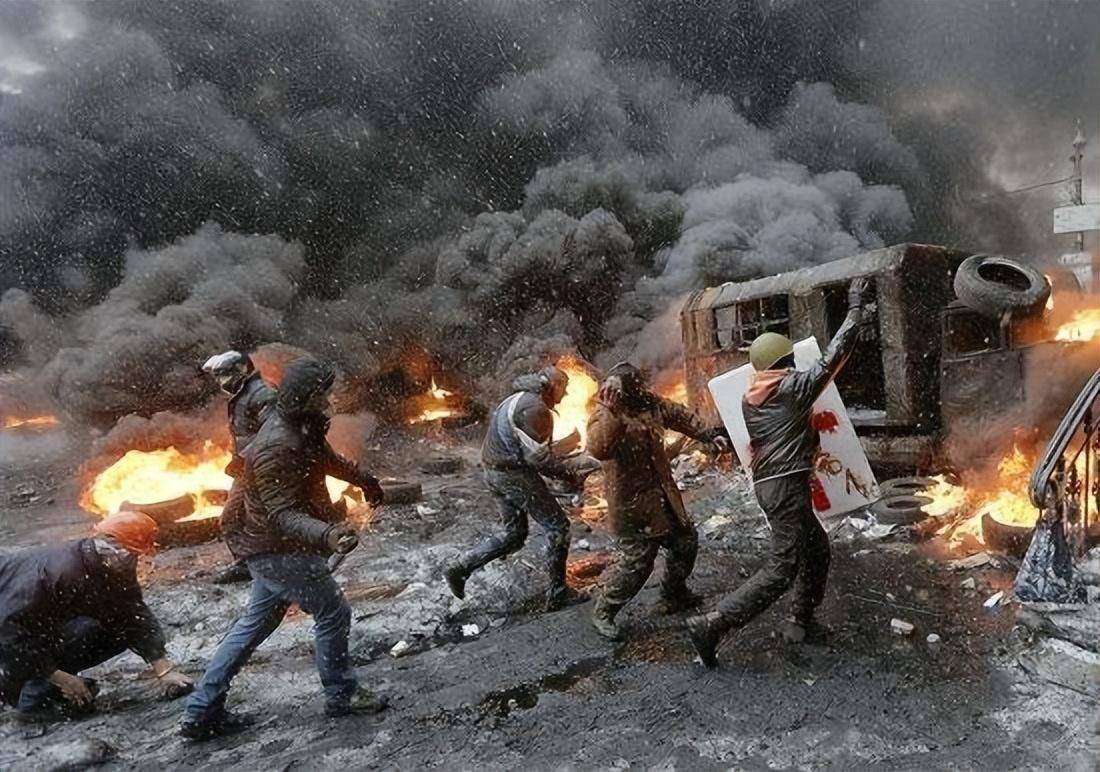 皇冠信用网开户_死伤惨重！乌克兰彻底杀疯突袭俄控区皇冠信用网开户，对自己人都动手，普京或被逼斩首乌决策中心